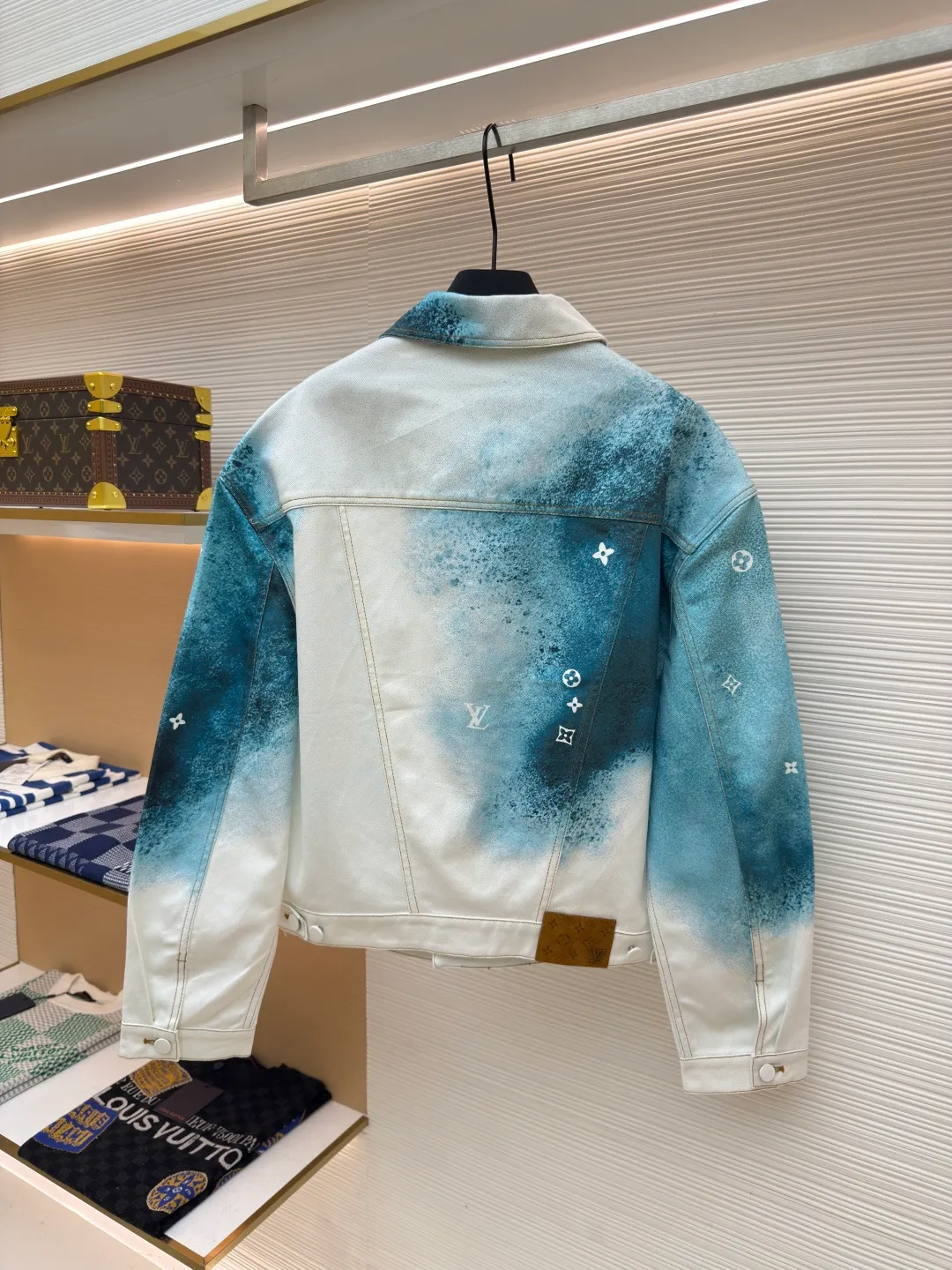 LOUIS VUITTON ink painting jacket ●Authentic product: Purchased and developed for 16900 ●Item number: 1680413-B90 ●Fabric: denim fabric ●Technology: made of semi-bleached fabric ●Version: loose version ●Weight: about 820 grams ●Size: 44-46-48-50 ●Description: The fabric is made of 7s*7s cotton twill gauze. Use semi-bleached fabric as the base, purchase Y version, scan the flower position and draw the print with PS, position the flower on the piece of cloth, add a red edge to the outer circle of the piece, accurately cut the piece with laser burning of the finished printed fabric, active digital direct-injection printing, white background water Ink painting gradient hollow letter effect, white gold aluminum alloy chain hanging from the genuine leather ears on the back collar, flat suede suede + hardware logo embossed leather plate on the back, and I-shaped buckles all made of gradient color cloth to match the color of the body part. The overall wiring is straight and delicate, the fabric is comfortable and soft, and the color is consistent without color difference. It can be matched with the same style to create a fashionable look and control various occasions. Customized accessories, complete with three standards, same style for men and women!